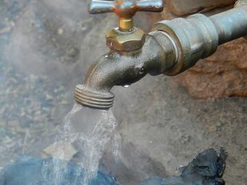 Fifís huachicolean agua en fraccionamientos para regar el jardín