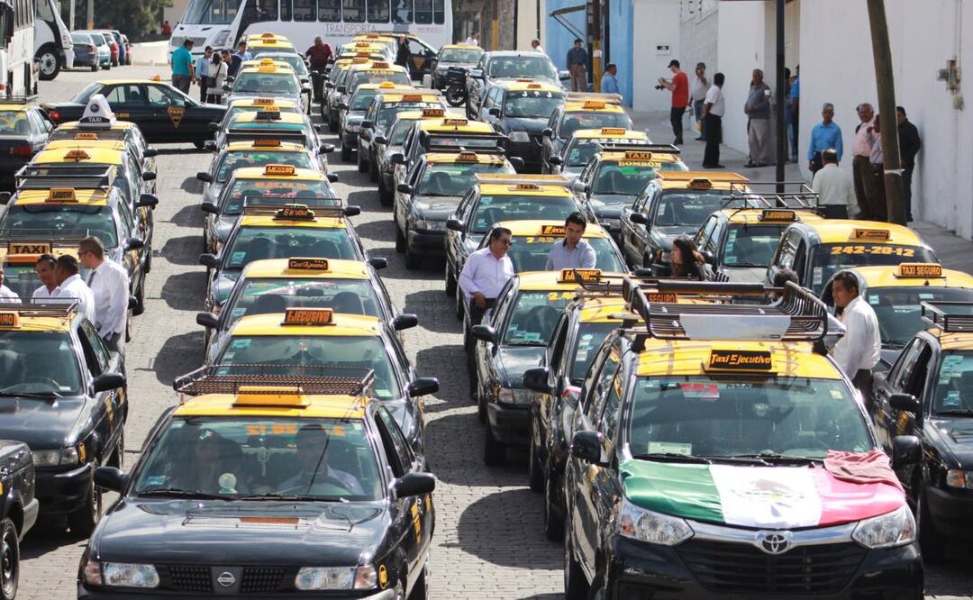 Taxistas convencionales han decidido vender las placas de su vehículo en redes sociales | Foto: Agencia Es Imagen para El Universal Puebla