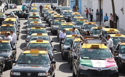 Por crisis, taxistas poblanos malbaratan sus placas