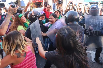 Por protestas, aplazan sesión en Congreso de Puebla para legalizar el aborto