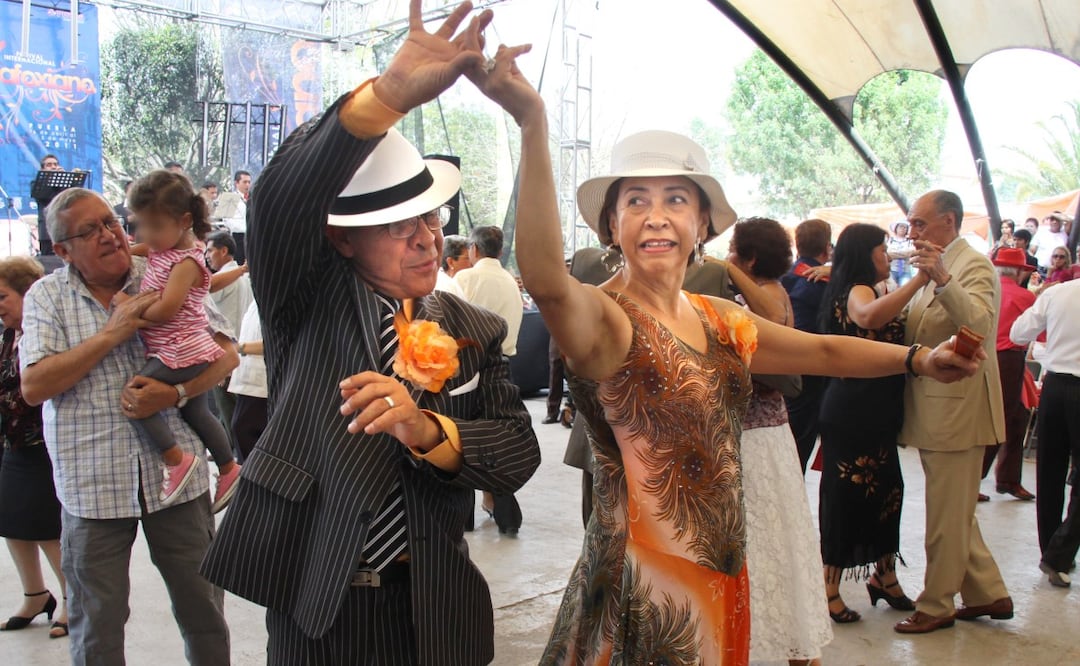 Parejas de todas las edades bailan danzón en el tianguis de Analco | FOTO: Agencia Es Imagen para El Universal Puebla