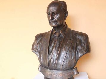 Recuerdan al maestro Pedro Ángel Palou Pérez con develación de busto