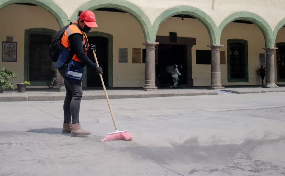 Ante la intensa caída de ceniza, los poblanos se las han ingeniado para darle varios usos. | Foto: Agencia Es Imagen para El Universal Puebla