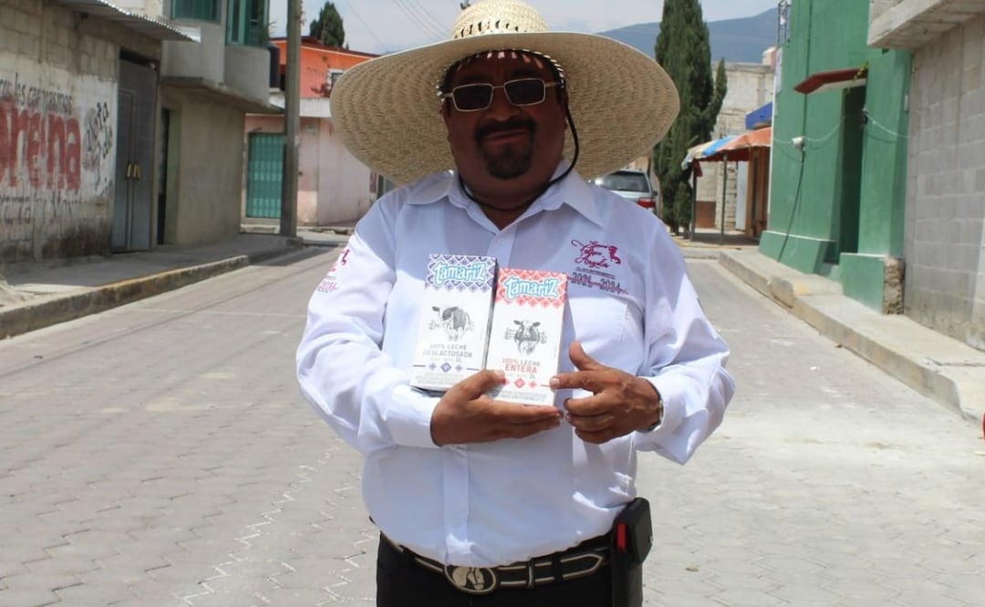 Silvino Reyes de la Luz, alcalde de General Felipe Ángeles, se promociona casa por casa con cajas de leche. | Foto: Facebook Ayuntamiento General Felipe Ángeles