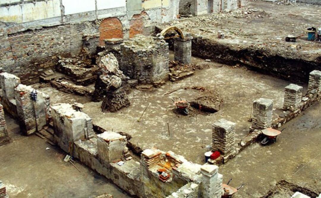 En uno de los jardines de Paseo de San Francisco está lo que queda de la casa de García de Aguilar, un soldado de Hernán Cortés | Foto: centrohistorico.pueblacapital.gob.mx