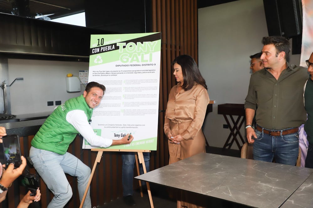 Tony Gali López, candidato a diputado federal, firma 10 compromisos | Foto: EsImagen