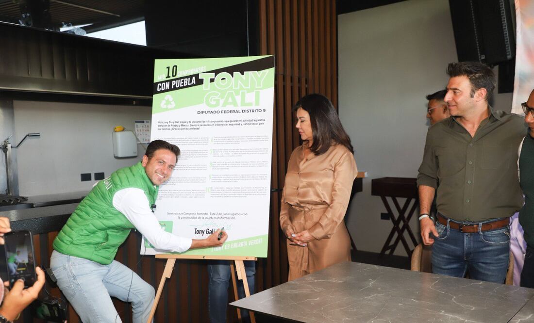 Tony Gali López, candidato a diputado federal, firma 10 compromisos | Foto: EsImagen