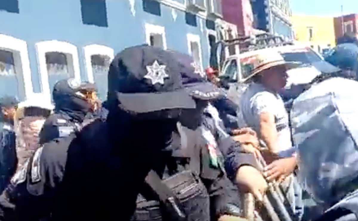 Manifestantes contra verificación vehicular irrumpen cerco a Casa Aguayo
