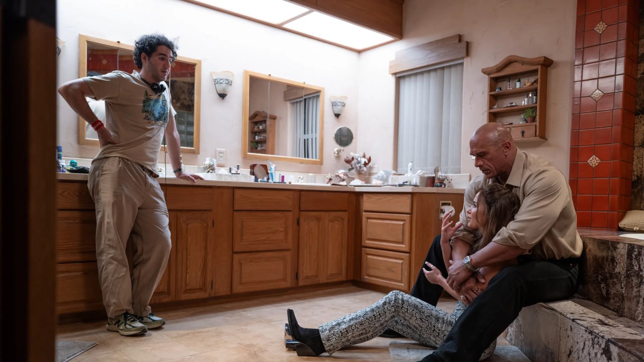 El director Benny Safdie (izquierda) mantiene un estilo independiente durante toda la película, pero hay una falta de "honestidad" en la historia que impide que despegue por completo | Foto: A24