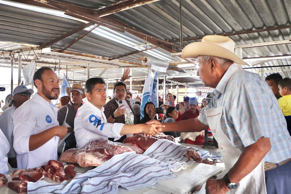 Lalo Rivera estuvo de gira por Tepeaca | Foto: Especial