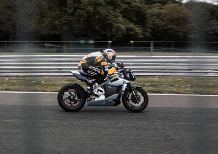Triumph presenta la moto eléctrica que puede rebasar a muchas