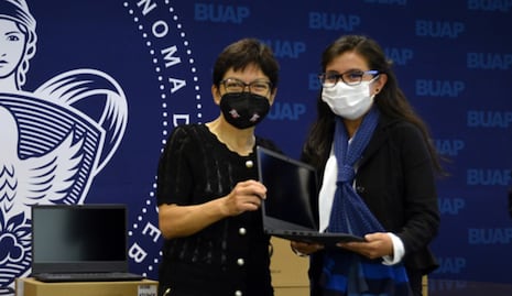Lilia Cedillo entrega computadoras a personal de Contraloría de la BUAP