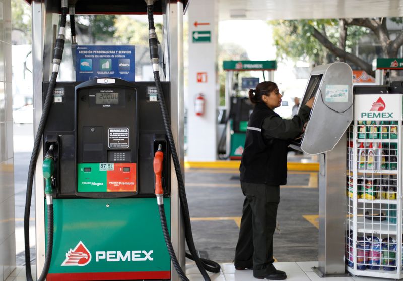 La Procuraduría Federal del Consumidor (Profeco) también dispone de una página web llamada "Quién es quién en los precios de la gasolina", la cual tiene como objetivo proporcionar información actualizada sobre las estaciones de servicio. 

Foto: Producción El Universal Puebla