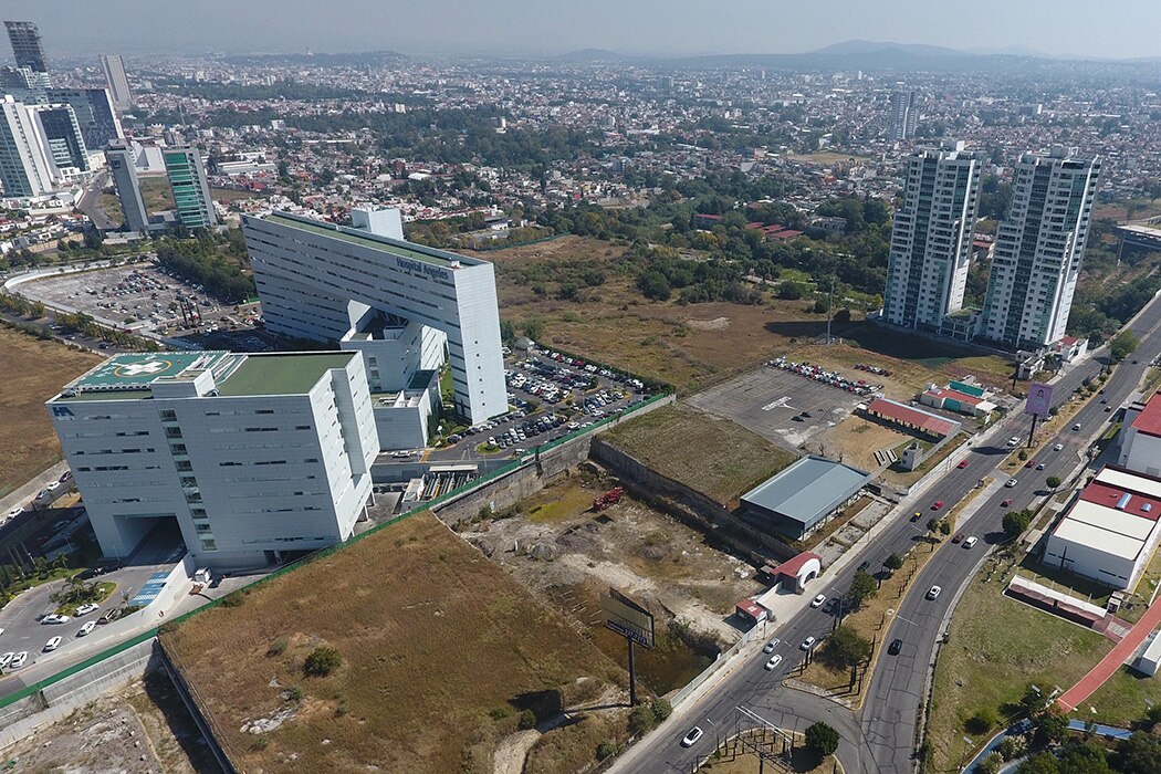Advierte Barbosa a empresarios que se acabaron los privilegios por predio en disputa