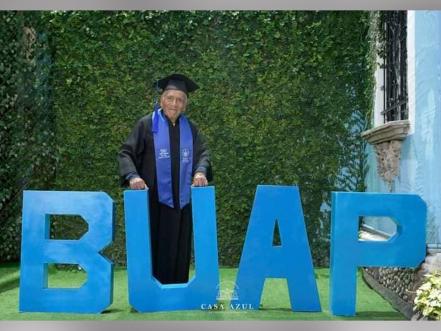 Fotos de don Felipe, el graduado de 84 años, se viralizan