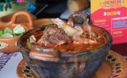 Presentan la primera cazuela de Mole de Caderas en Puebla