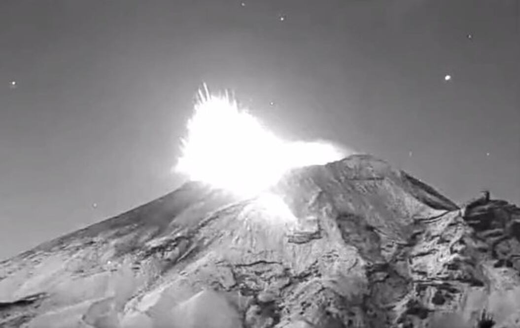 Han sido captados varios objetos en torno al cráter del volcán Popocatépetl | Foto: Webcams de México
