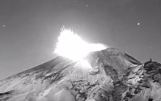 Han sido captados varios objetos en torno al cráter del volcán Popocatépetl | Foto: Webcams de México