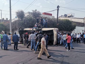 Vuelca microbús en la Azcárate, hay once pasajeros lesionados