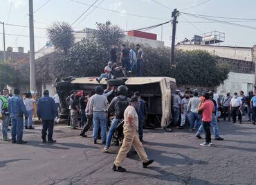 Vuelca microbús en la Azcárate, hay once pasajeros lesionados