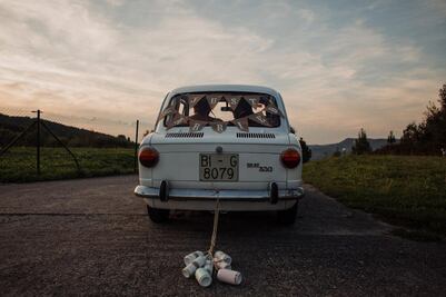 Esta es la razón por la que poner latas en el auto de bodas es de buena suerte