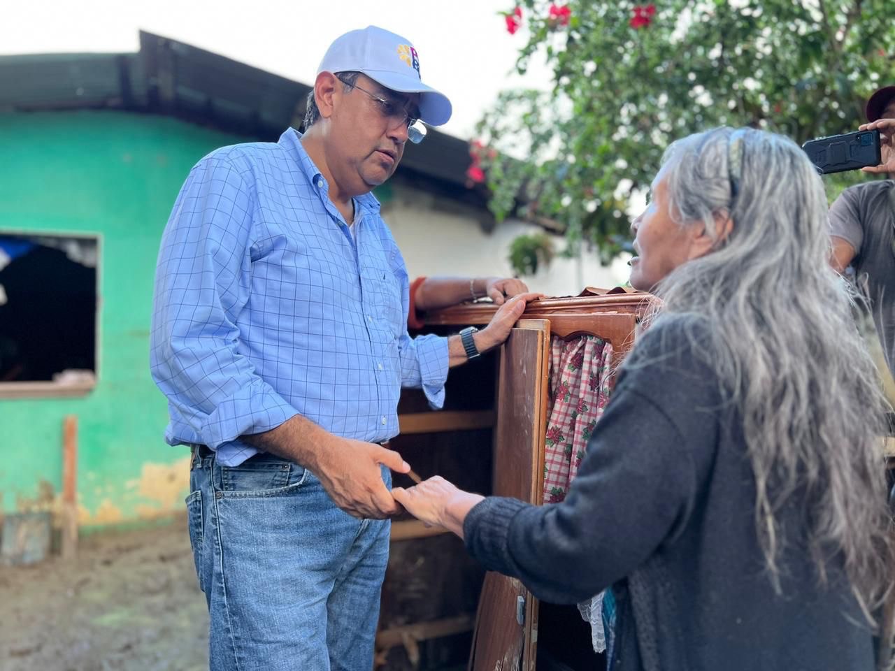 El gobernador Sergio Salomón visitó a las familias en Venustiano Carranza | Foto: Gobierno del Estado de Puebla