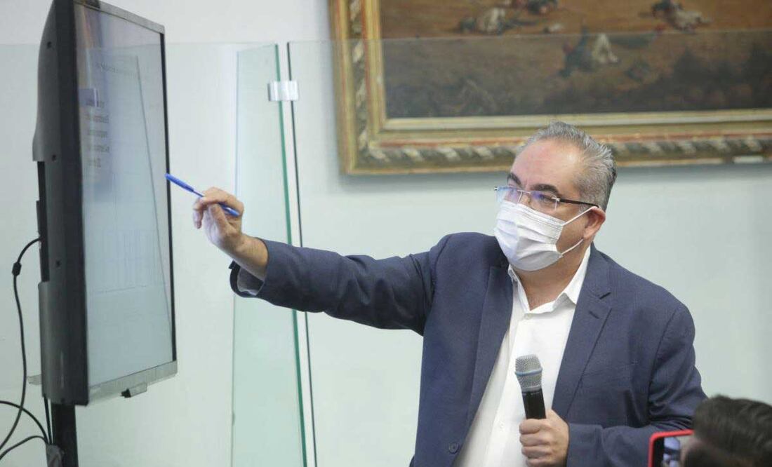 El secretario de Salud, José Antonio Martínez García, compareció en el Congreso de Puebla | Foto: Agencia Es Imagen para El Universal Pueblarchivo El Universal