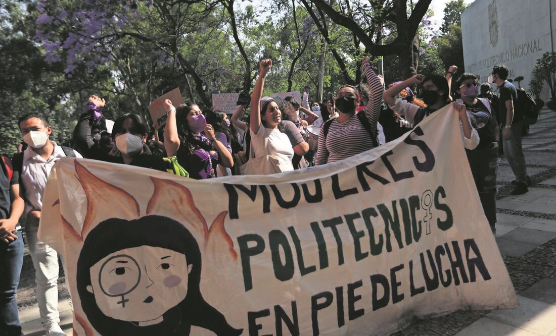 Alumnas del Instituto Politécnico Nacional protestaron en la Ciudad de México por el caso de abuso sexual contra una menor de edad. Foto: Sáshenka Gutiérrez. EFE