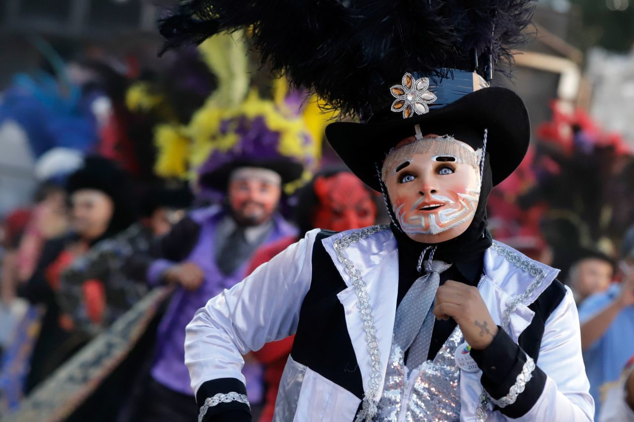 FOTOS. Huehues de Puebla dedican carnaval a víctimas del Covid