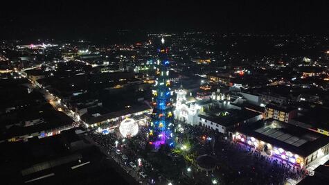 Pueblo Mágico de Puebla enciende el árbol de Navidad más grande de México