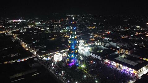 Pueblo Mágico de Puebla enciende el árbol de Navidad más grande de México
