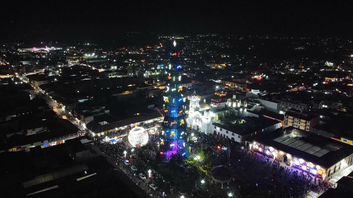 Durante esta Navidad, la Sierra Norte de Puebla tendrá encendido este enorme árbol | Ayuntamiento de Chignahuapan