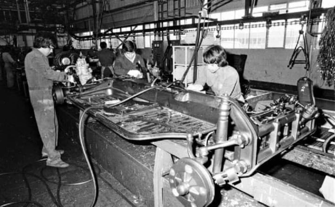 En los años setenta se ensamblaban los autos de manera artesanal en la Volkswagen | Foto: Facebook Josema Nieto/Puebla Antigua