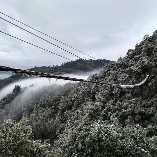 El Puente Tibetano de Tlatlauquitepec se congeló | Foto: Tiyat Tlatlauquitepec