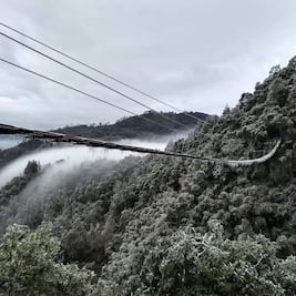 Así se ve el Puente Tibetano de Tlatlauquitepec congelado