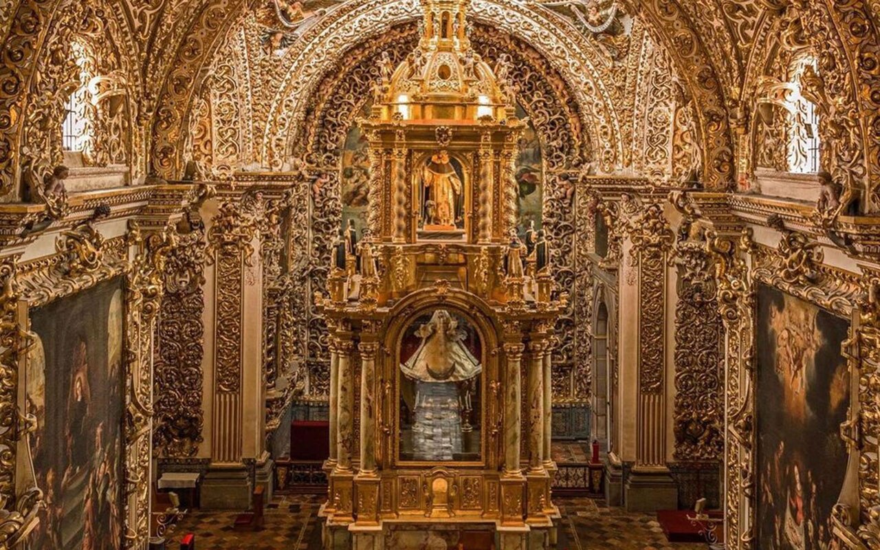 El debate sobre cuál es la iglesia más hermosa de Puebla es común, dado que la ciudad alberga numerosas edificaciones religiosas impresionantes. No obstante, la Capilla del Rosario suele ser mencionada con frecuencia como una de las más sobresalientes.

Foto: Producción El Universal Puebla
