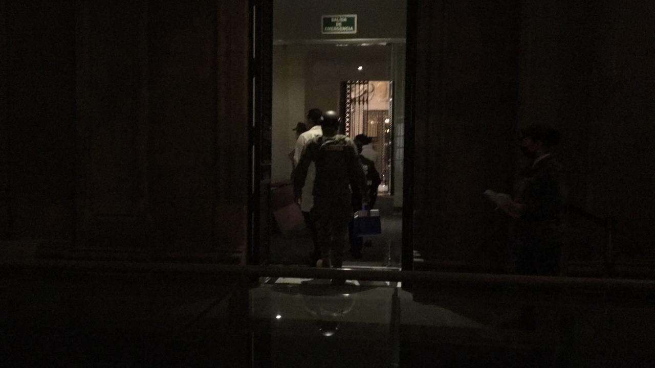 Llega personal a Palacio Nacional con vacuna para AMLO