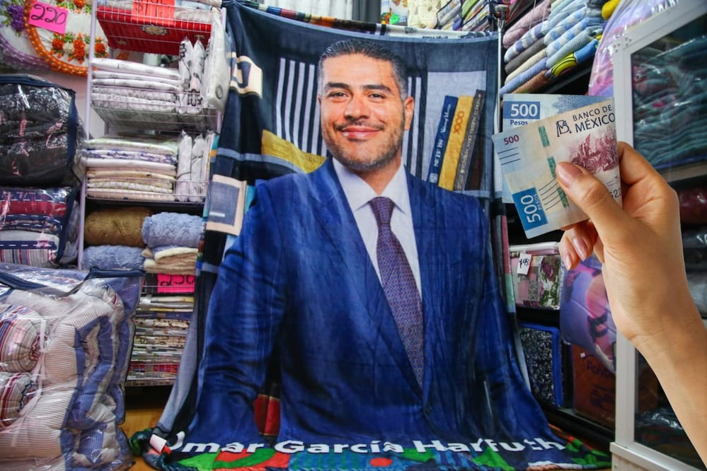La popularidad de Omar García Harfuch llegó a los mercados con cobijas que son virales | Foto: EsImagen / Freepik