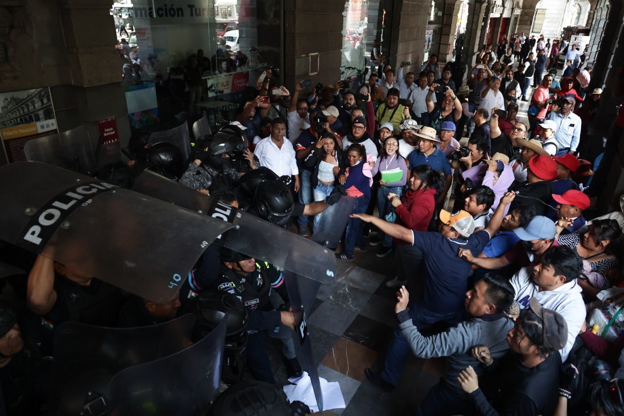 Pobladores de La Resurrección se manifestaron en el Palacio Municipal de Puebla | Agencia Es Imagen para El Universal Puebla