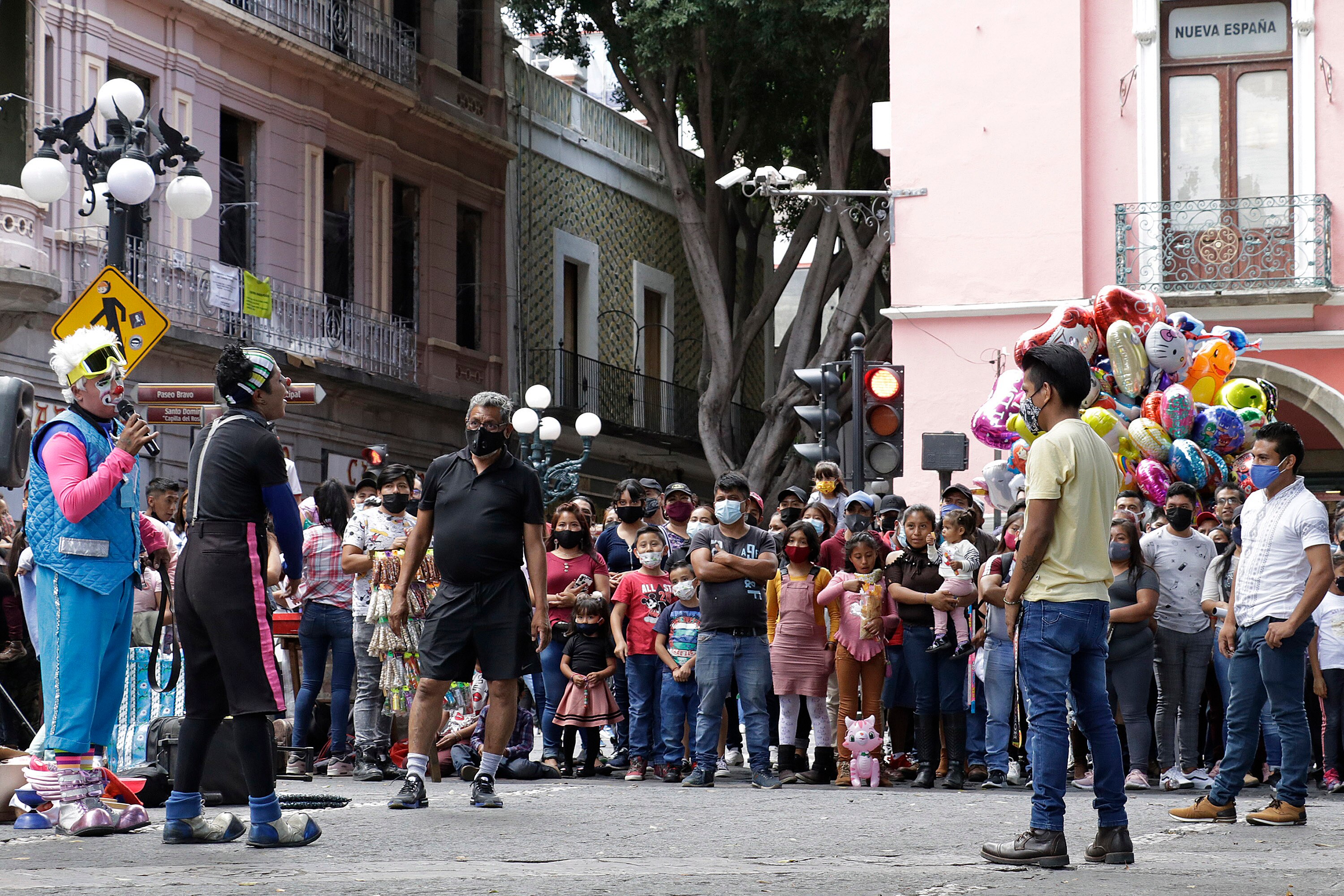 Desafían tercera ola con covishow de payasos en el Centro Histórico