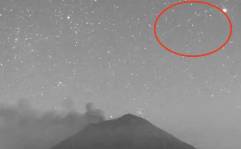Mhoni Vidente comentó que las luces observadas en el Popocatépetl son "extraterrestres" que intentan ayudarnos a que la sociedad y el mundo continúen. 

Foto: Producción El Universal Puebla