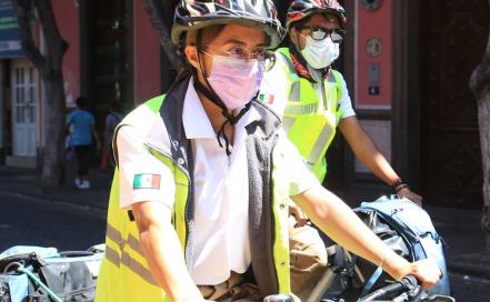 Descubre las diferencias entre el uniforme de un policía y un paramédico