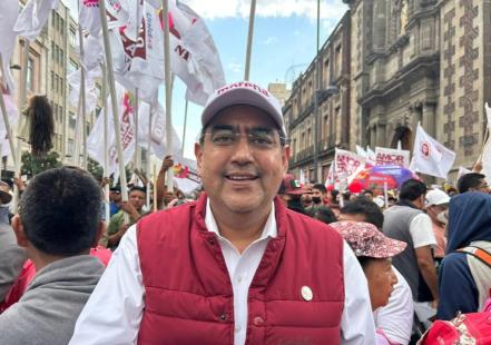 Asiste Sergio Salomón a marcha por la soberanía energética en la CDMX