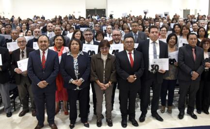 Personal académico y administrativo de la BUAP recibe reconocimientos por antigüedad