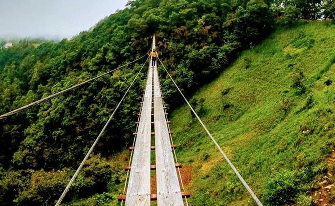 Cuando visites Tlatlauquitepec no te puedes perder la gran experiencia de cruzar este puente tibetano | foto: Instagram xavier.ferreyn