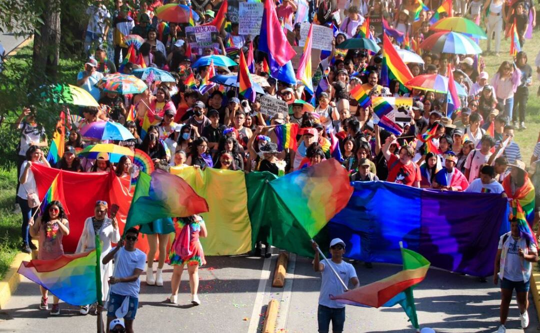 Las calles de la ciudad de Puebla se pintaron de colores por la Marcha del Orgullo Gay; cientos de participantes exigieron respeto a sus derechos | Foto: Agencia Es Imagen para El Universal Puebla