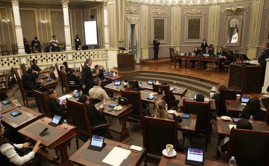 La designación de Sergio Salomón Céspedes como gobernador sustituto se dio en una sesión maratónica en el Congreso de Puebla |Foto: Agencia Es Imagen para El Universal Puebla