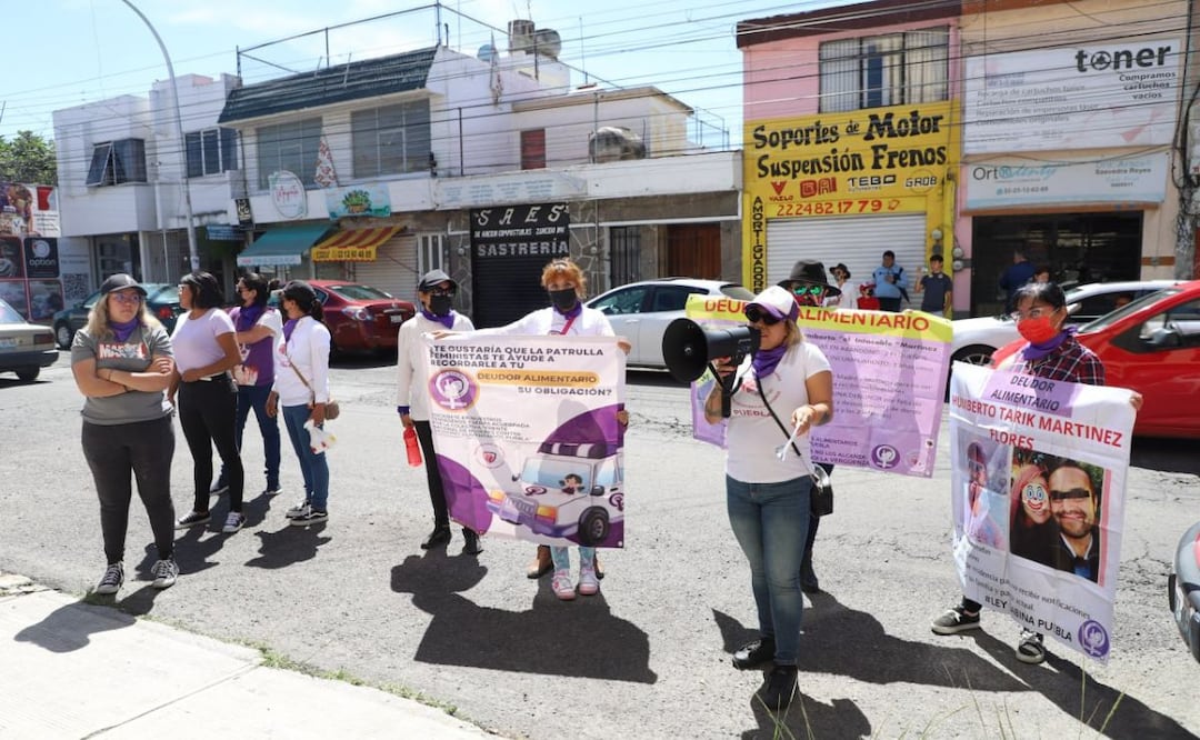 Manifestantes señalaron que Humberto Tarik es deudor alimentario de dos infantes desde hace cuatro años | Foto: Agencia Es Imagen para El Universal Puebla