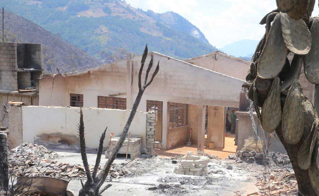 Así quedaron algunas viviendas afectadas por el incendio forestal de Zacatlán | Twitter Sergio Salomón