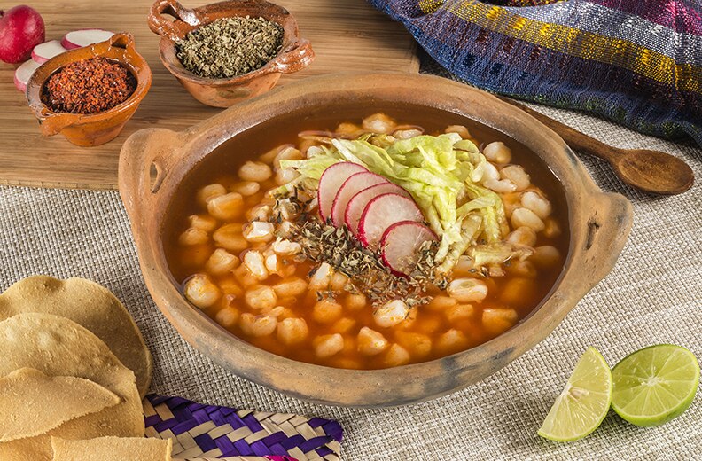 La porción de pozole suele servirse con acompañamientos como lechuga, cebolla, orégano, picante, limón y tostadas. 

Foto: Producción El Universal Puebla